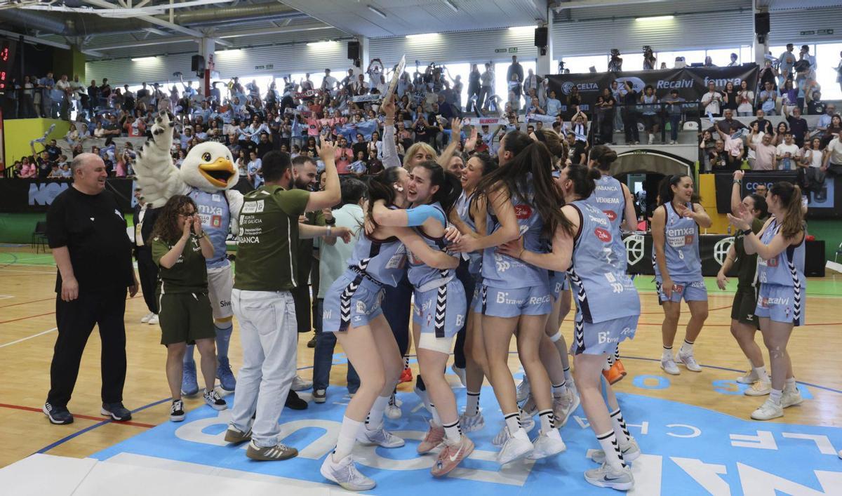 Baile al son de la Oliveira dos cen anos. | ALBA VILLAR