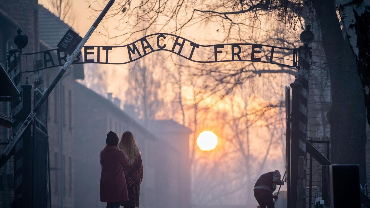 Entrada del campo de concentración nazi de Auschwitz, en Polonia, hoy musealizado.