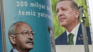 Carteles electorales del candidato de la oposición turca, Kemal Kiliçdaroglu, y del actual presidente, Recep Tayyip Erdogan, en una calle de Ankara