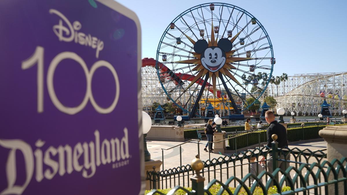 Un grupo de personas visita el Disneyland Resort en Anaheim, California, Estados Unidos.