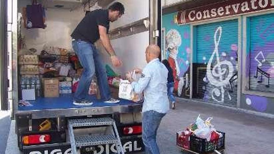 Entrega de alimentos a Cáritas.  // G. S.