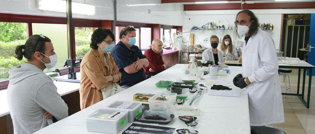 Un grupo de visitantes en el laboratorio de restauración del Museo Arqueolóxico.   | // IÑAKI OSORIO