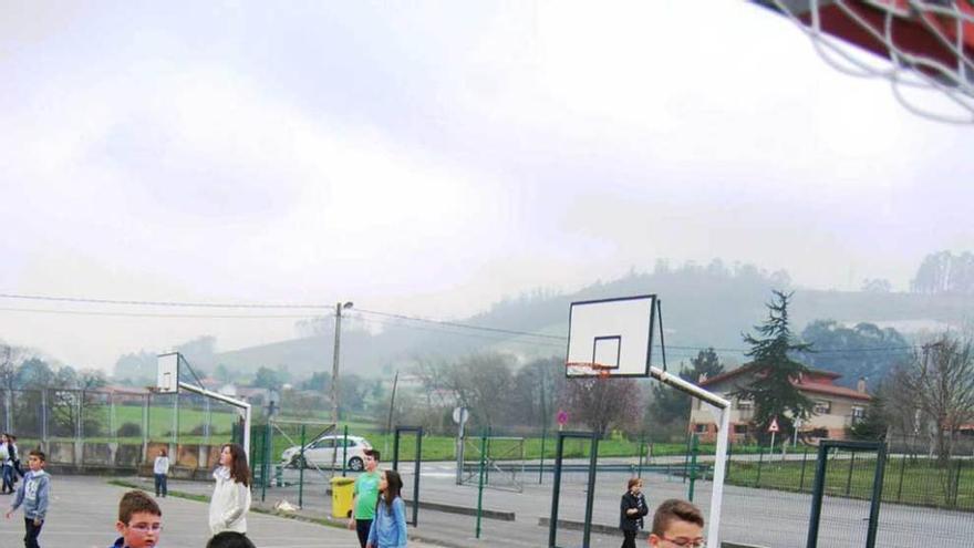 Niños en el patio del colegio de Lugo.