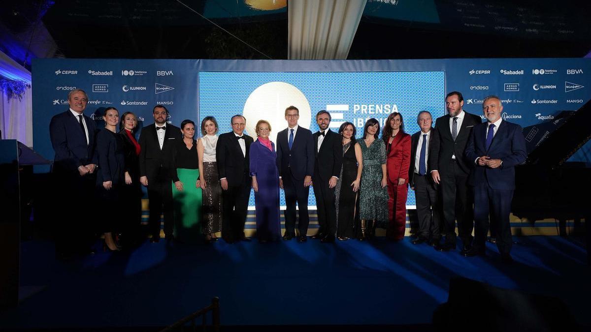 De izquierda a derecha, Jorge Azcón, presidente de Aragón; Marga Prohens, presidenta de Baleares; María Guardiola, presidenta de Extremadura; Adrián Barbón, presidente de Asturias; Arantxa Moll, consejera de Prensa Ibérica; Ainhoa Moll, adjunta a la Presidencia y directora editorial de Prensa Ibérica; Javier Moll, presidente de Prensa Ibérica; Arantza Sarasola, vicepresidenta de Prensa Ibérica; Alberto Núñez Feijóo, presidente del PP; Aitor Moll, consejero delegado de Prensa Ibérica; Idoia Moll, consejera de Prensa Ibérica; Susana Moll, consejera de Prensa Ibérica; Mónica García, ministra de Sanidad; Jordi Hereu, ministro de Industria y Turismo; Óscar Puente, ministro de Transportes y Movilidad Sostenible, y Ángel Víctor Torres, ministro de Política Territorial y Memoria Democrática.