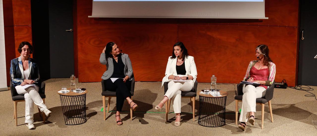 Elisabet Bach, Maria Teixidor, Maria Àngels Marí y Mireia Cammany en la mesa redonda.