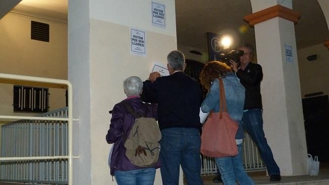 Enganxada de cartells a Olesa de Montserrat.