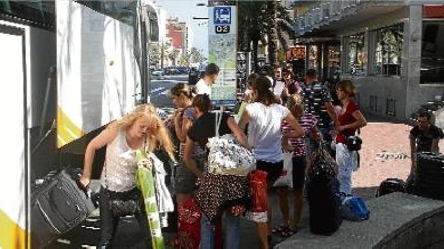 Imatge d&#039;arxiu d&#039;un grup de turistes descarregant l&#039;autobús a la seva arribada al centre de Lloret de Mar.