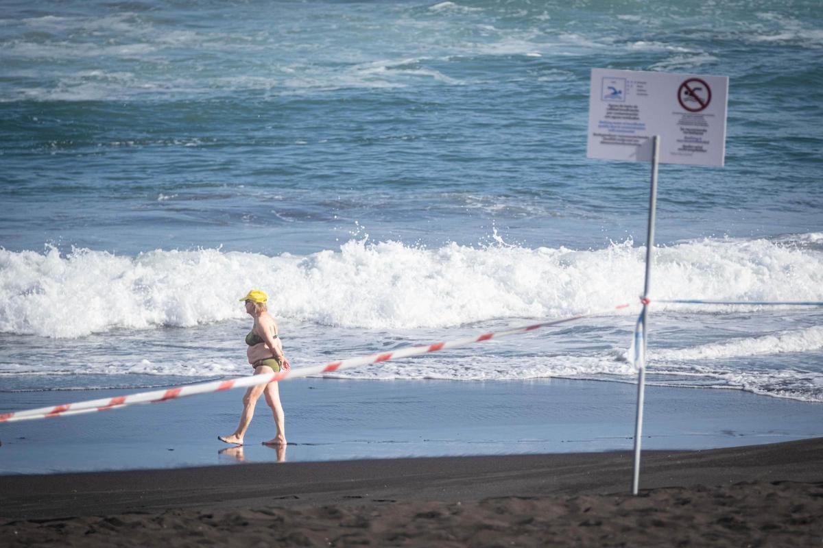 Una mujer pasea por Playa Jardín, cerrada al baño.