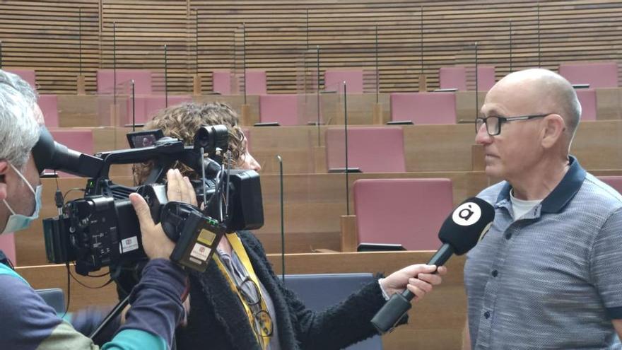 Un visitante a las Corts entrevistado en la televisión pública