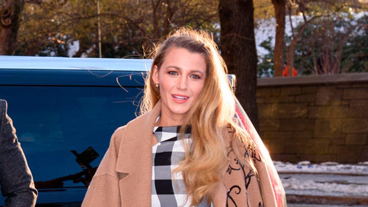 Blake Lively con vestido de Monse de cuadros y abrigo con bordados