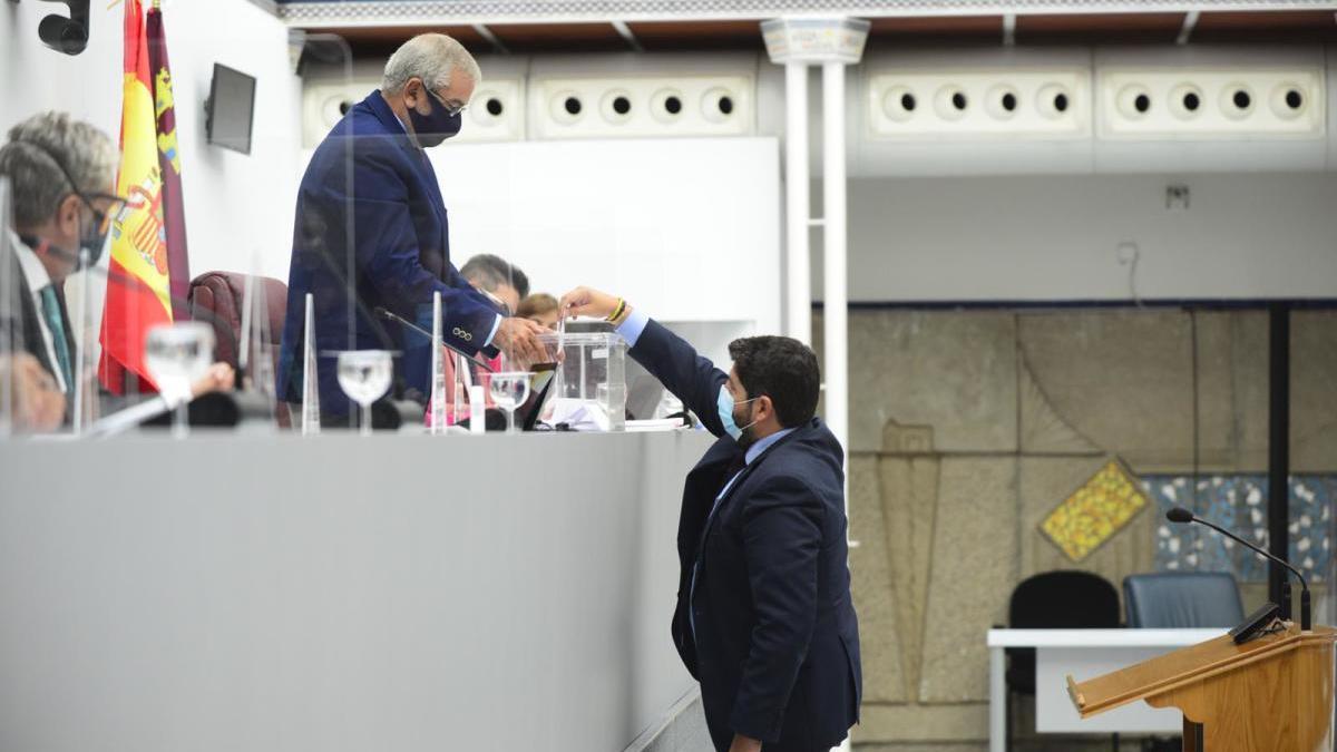 Fernando López Miras deposita su voto en la urna.