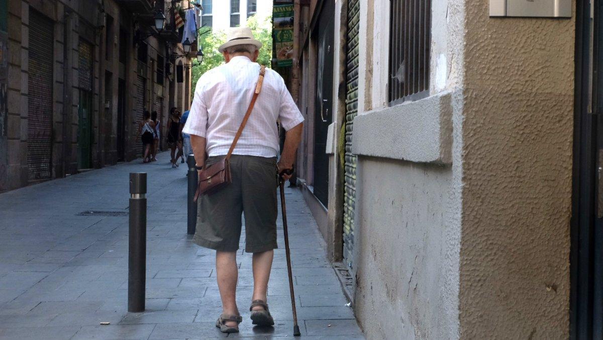 Imagen de archivo de un pensionista caminando por una calle de Barcelona.