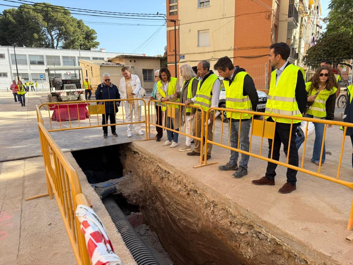 Visita de la alcaldesa de València a las obras del alcantarillado de la Fontsanta.