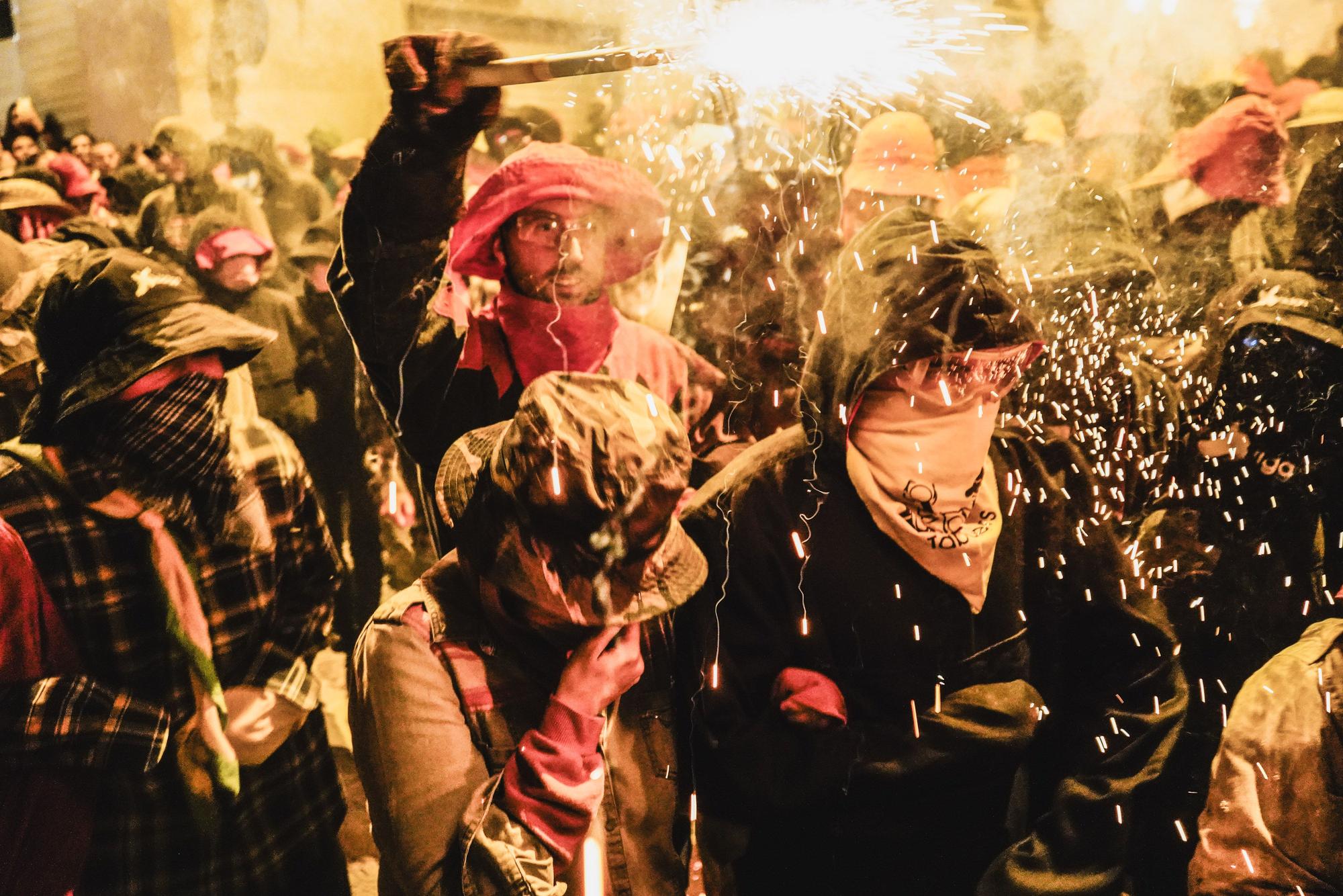 Un Correfoc multitudinari omple de pólvora i gresca el centre històric de Manresa