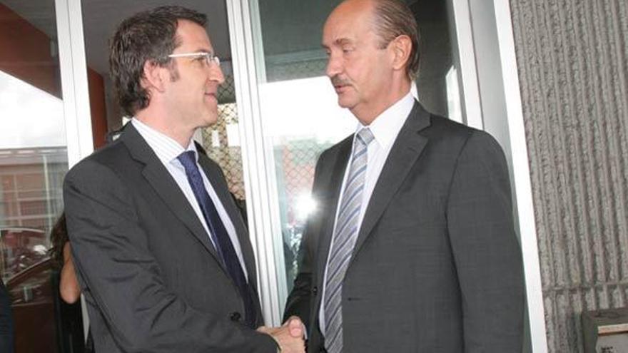 Núñez Feijóo saluda al presidente del clúster, Francisco Anguera, en presencia de Javier Guerra.  // R.G.