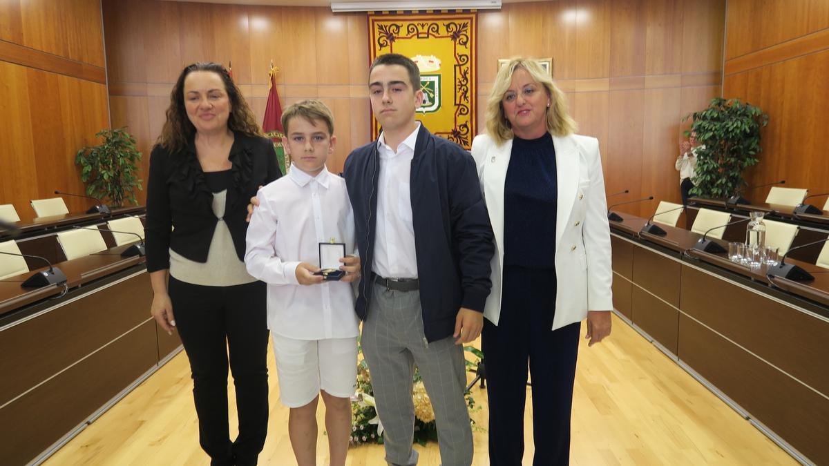 La viuda e hijos del agente de policía Juan Manuel Policarpo Moll junto a la alcaldesa de Calp.