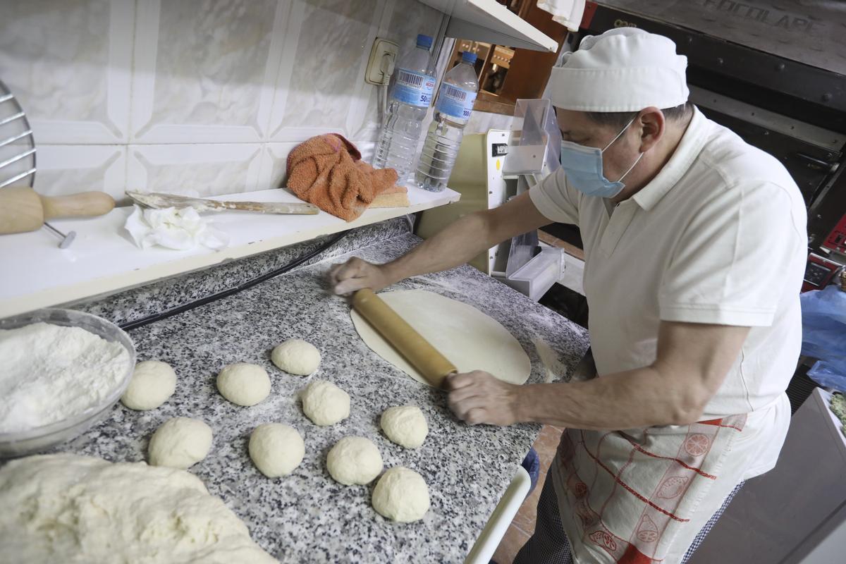 Giorgio Niño, preparando la masa, en Avilés.