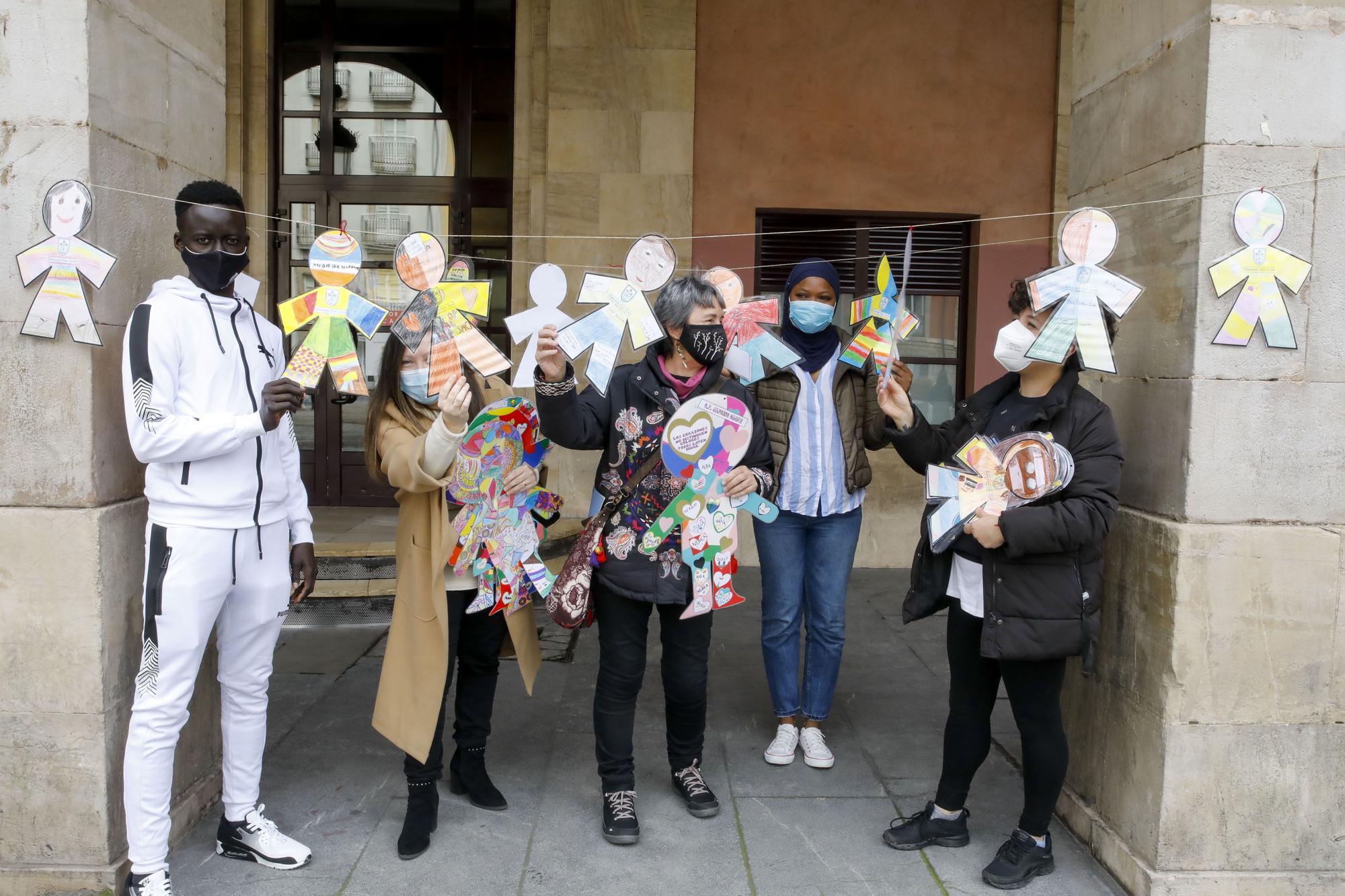 Cadena humana en Gijón en contra del racismo