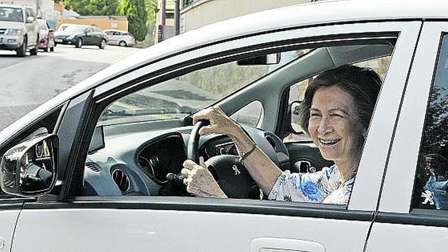 La Reina, al volante del vehículo eléctrico.