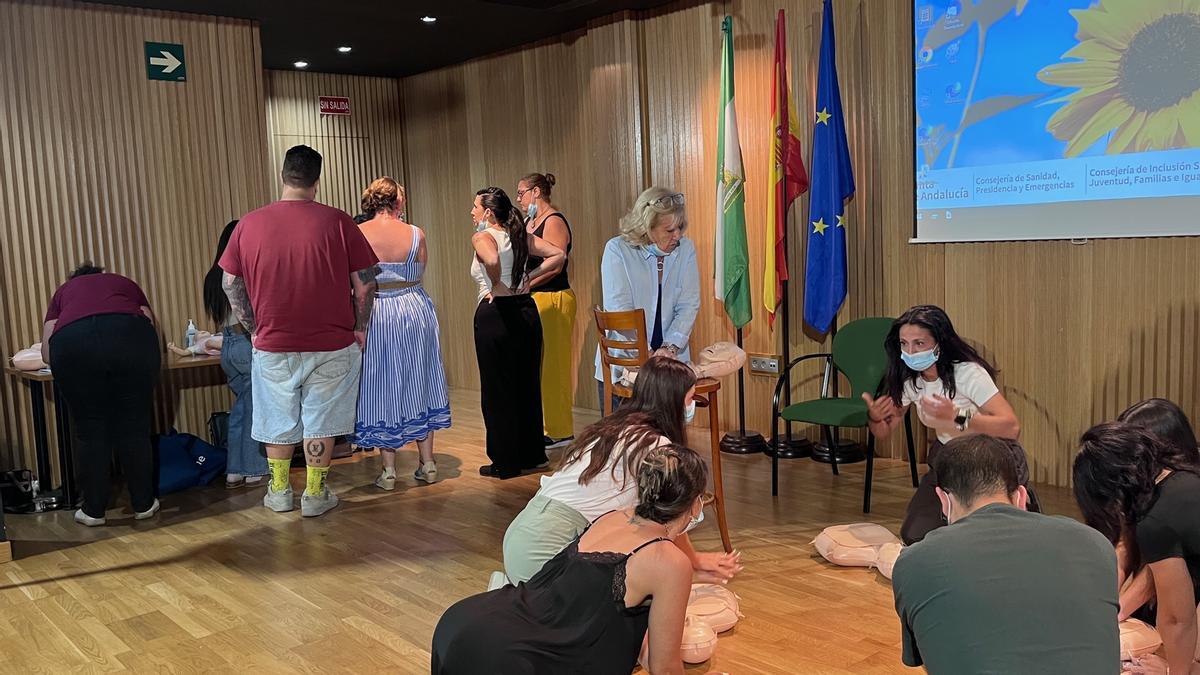 Los monitores de las Escuelas de Verano participan en una sesión formativa sobre primeros auxilios y actuación ante emergencias.