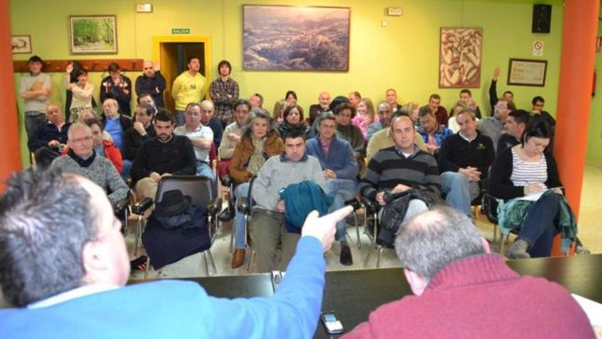 Marcos Gutiérrez da la palabra a uno de los asistentes a la reunión celebrada ayer en el Ayuntamiento parragués.