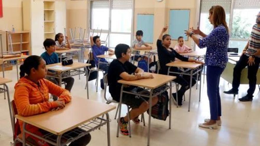 Una professora fa classes en una aula en una imatge d&#039;arxiu.