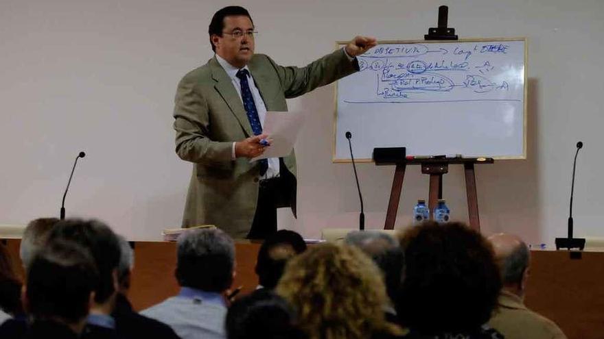 El magistrado Constantino Merino González durante su conferencia sobre reformas legislativas.