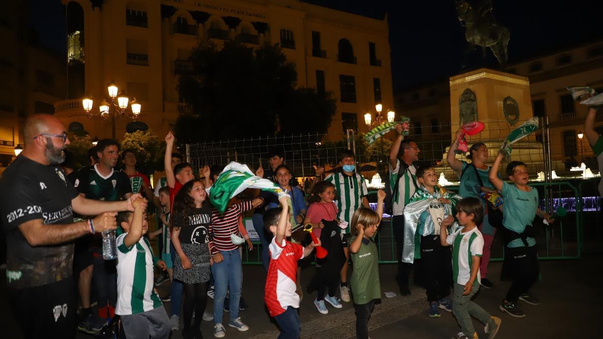 Aficionados del Córdoba CF celebran en Las Tendillas el ascenso a Primera RFEF logrado en Mérida.