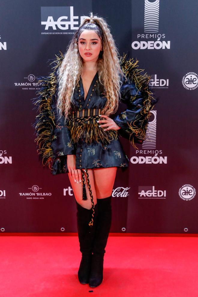 Lola Índigo con kimono de AMO Studio, en los Premios Odeón 2020