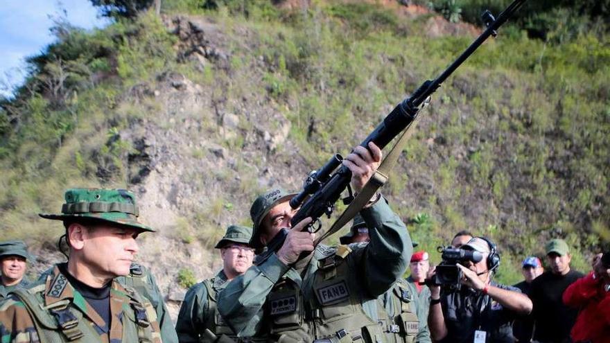 El ministro de Defensa de Venezuela, Vladimir Padrino, durante las prácticas de tiro.