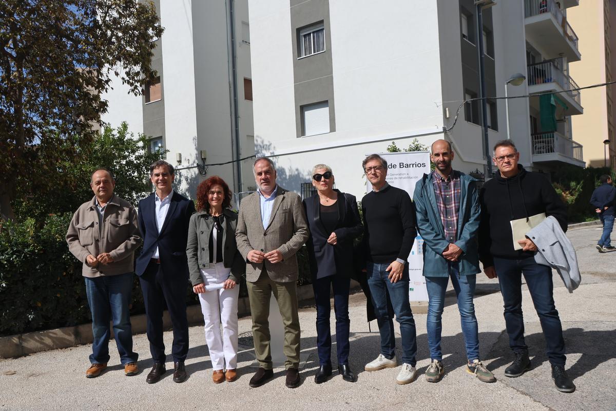 El alcalde y cncejales del equipo de gobierno, con la gerente de PYCSA y el de la empresa adjudicataria