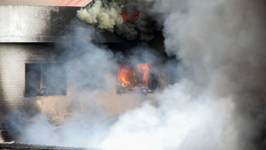 Los bomberos acuden a Ponteareas para sofocar un incendio en una nave de bacalao