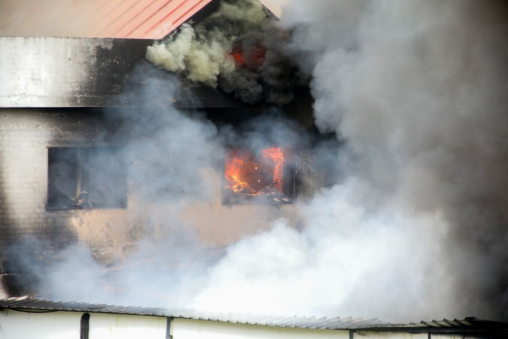 Los bomberos acuden a Ponteareas para sofocar un incendio en una nave de bacalao