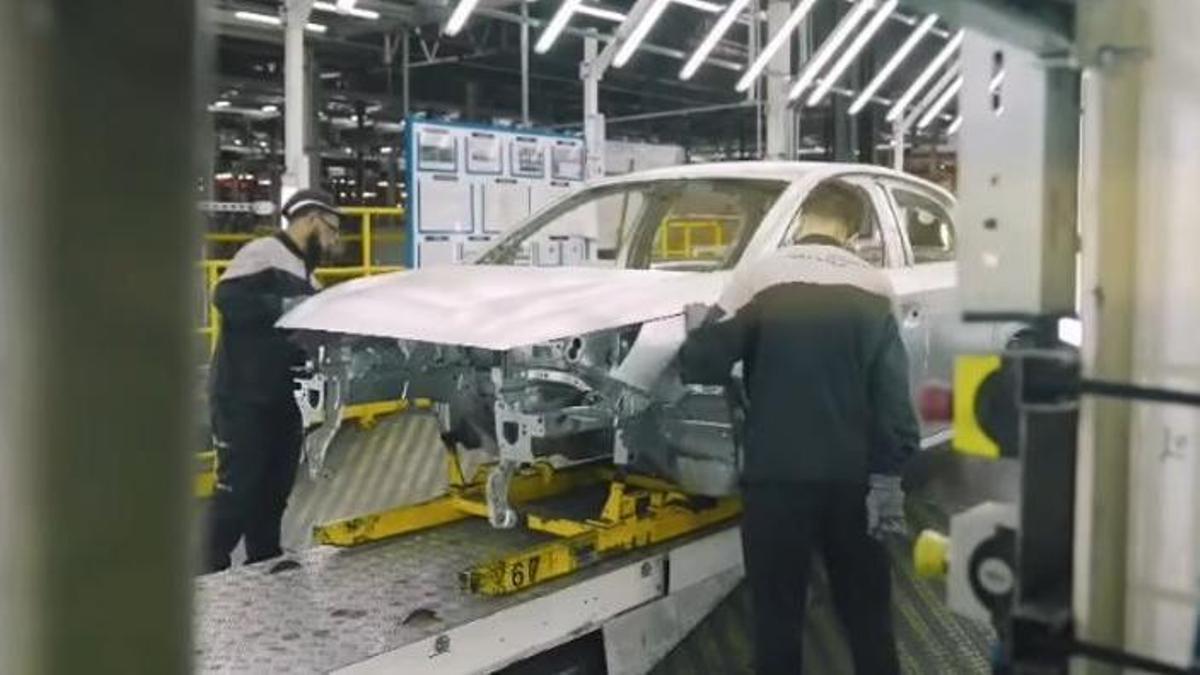 Interior de la factoría de Stellantis en Kénitra, Marruecos, una de las que quiere proteger la ACEA.