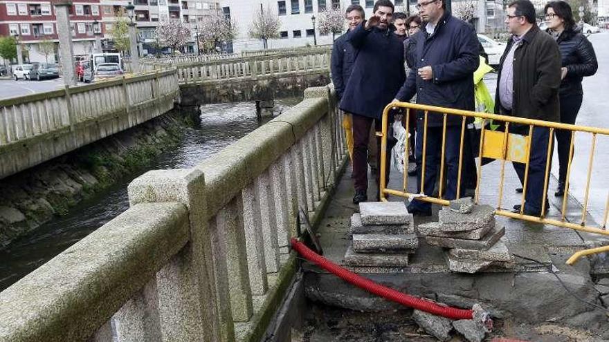El director de Augas de Galicia, Roberto Rodríguez, y el alcalde Javier Bas recorren el río Maceiras, ayer, en Redondela. // Ricardo Grobas