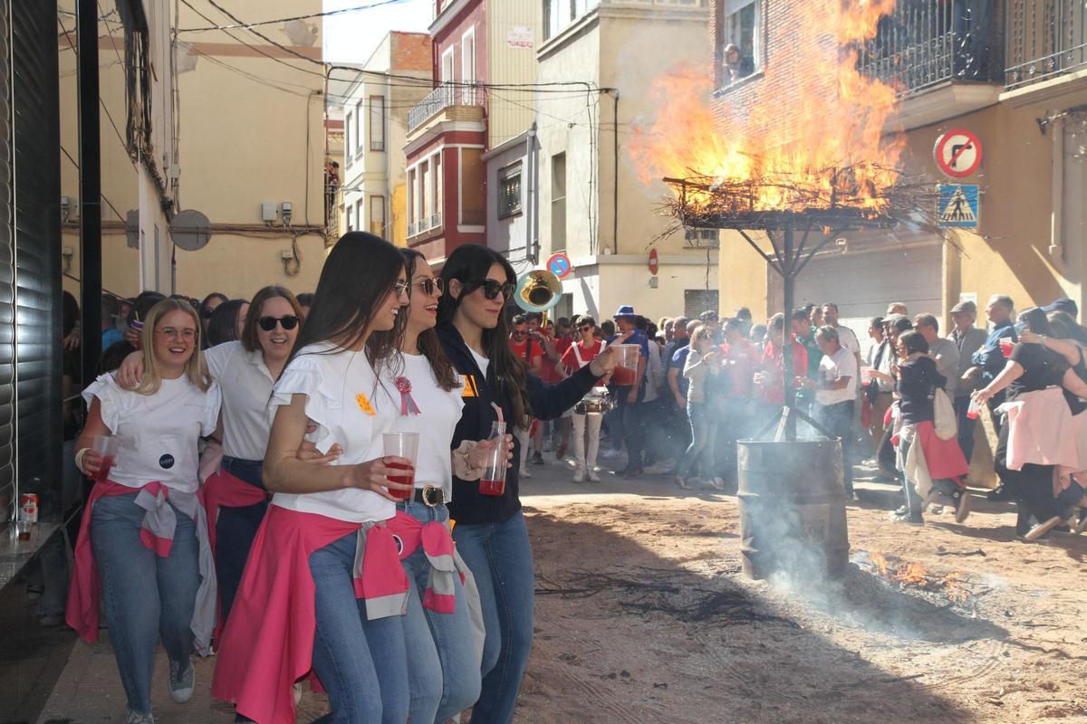 Fiesta alrededor de la hoguera.