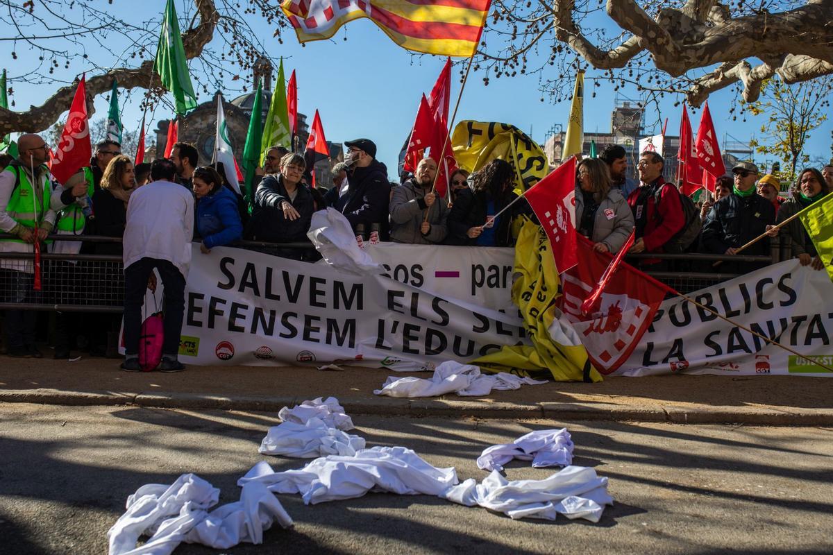 Momento de la manifestación conjunta de trabajadores de la educación y sanidad, este miércoles en Barcelona.