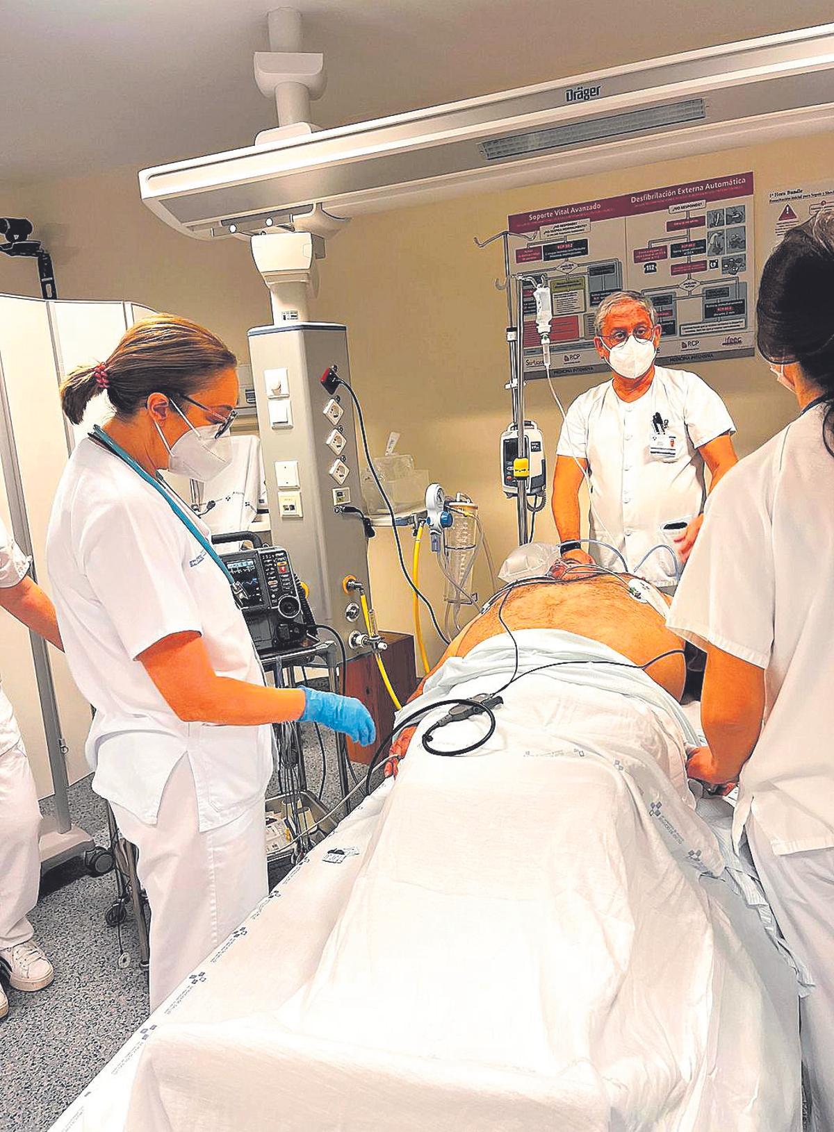 Los sanitarios del Álvarez-Buylla durante una cardioversión.