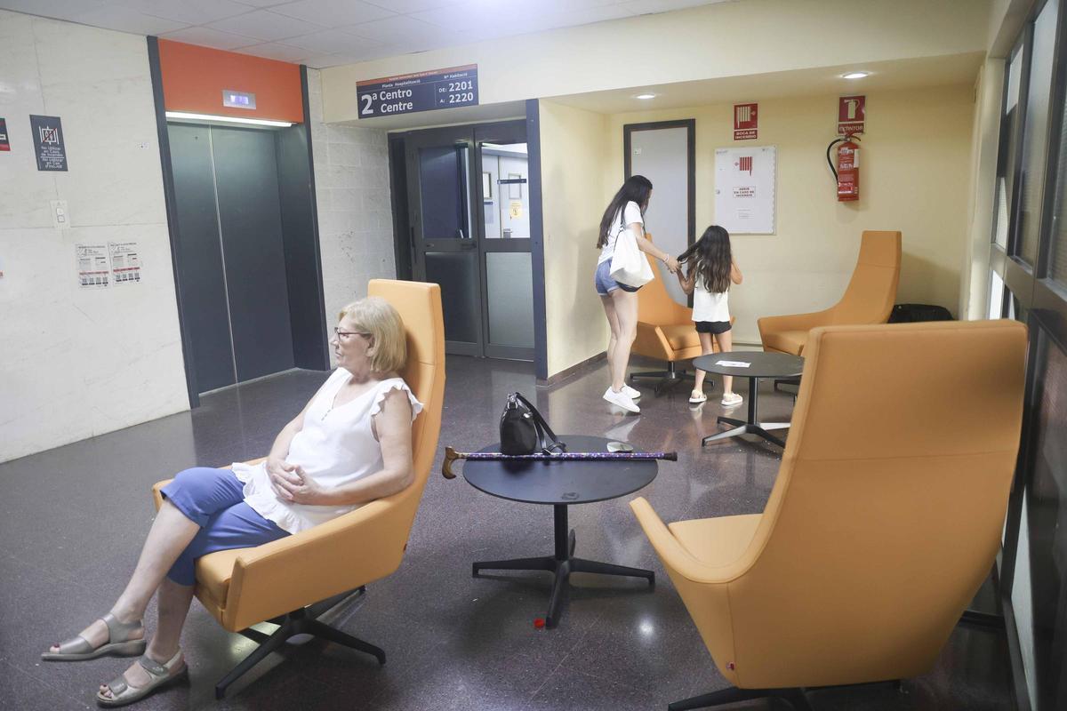 El hospital de San Juan incorpora nuevo mobiliario para "humanizar" las salas de espera
