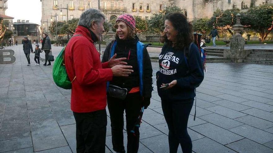 Turistas de Murcia, alojados en el centro de la ciudad, visitan la Praza da Ferrería. // Rafa Vázquez