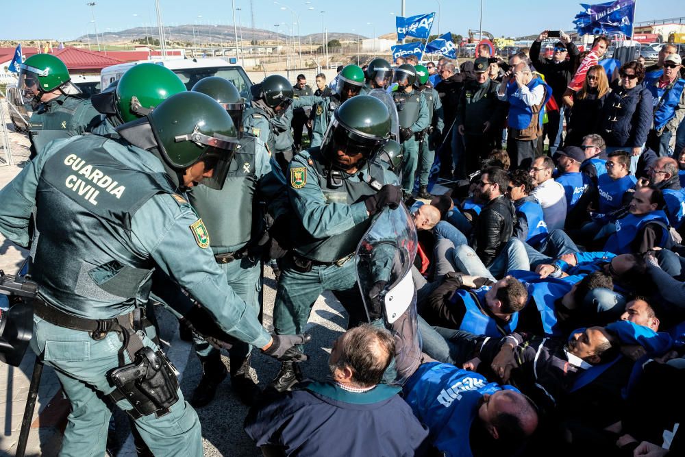 Tensión en la cárcel de Villena por la protesta de los funcionarios