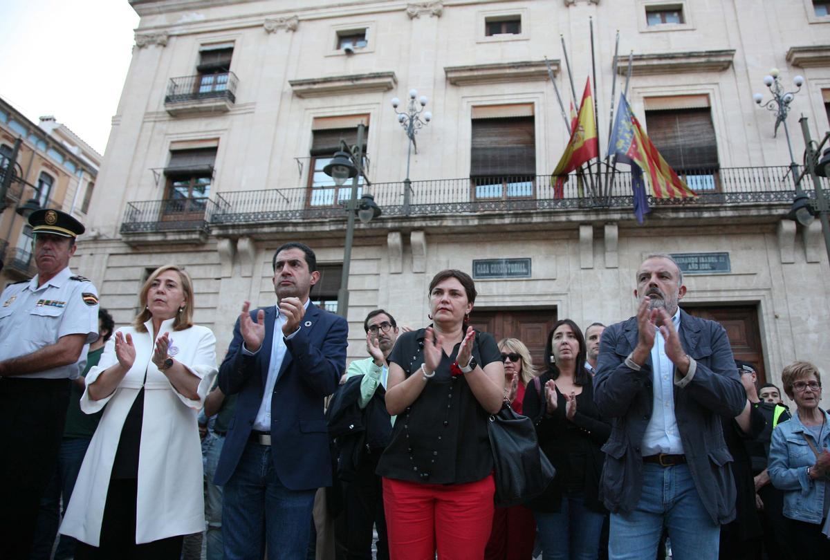 Rabia y dolor en la concentración contra la violencia de género en Alcoy