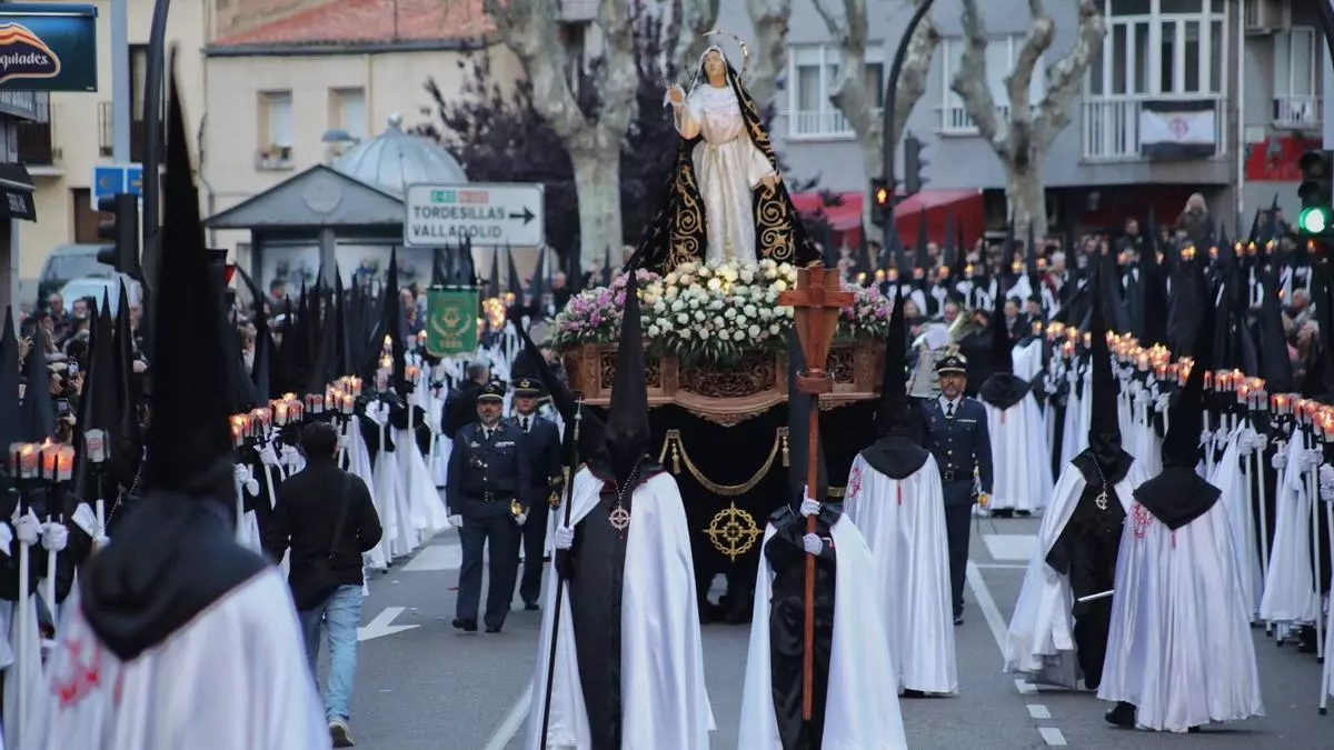 Lunes Santo: Tercera Caída desafía al cielo