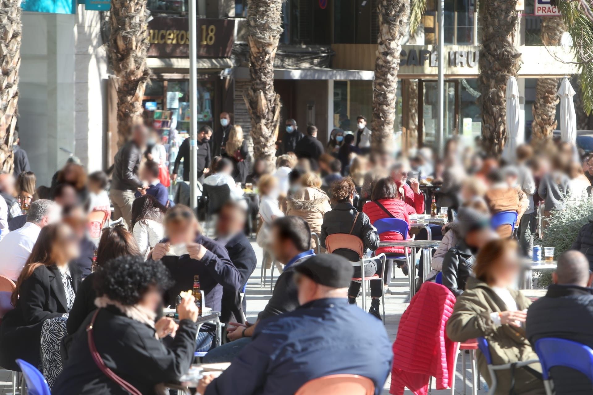 El repunte del covid y los controles policiales no frenan la “Tardevieja” en Alicante