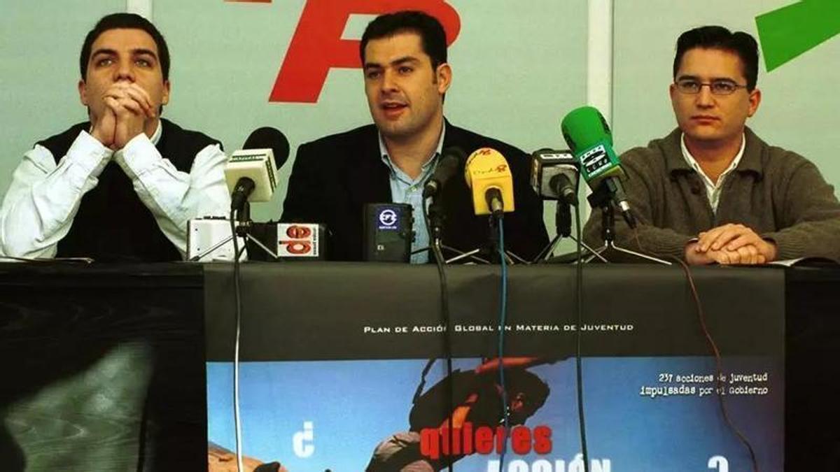 Juanma Moreno, rodeado por Elías Bendodo y Juan Jesús Bernal.