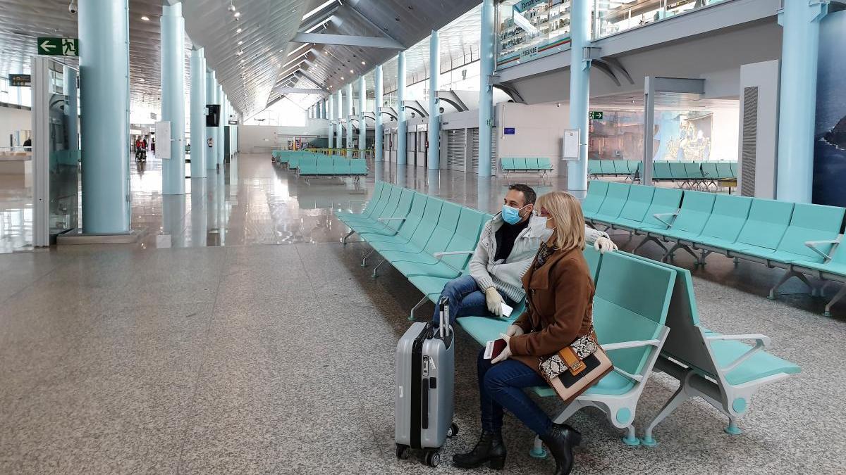 Dos pasajeros, en el aeropuerto de Vigo durante el estado de alarma. // Marta G. Brea