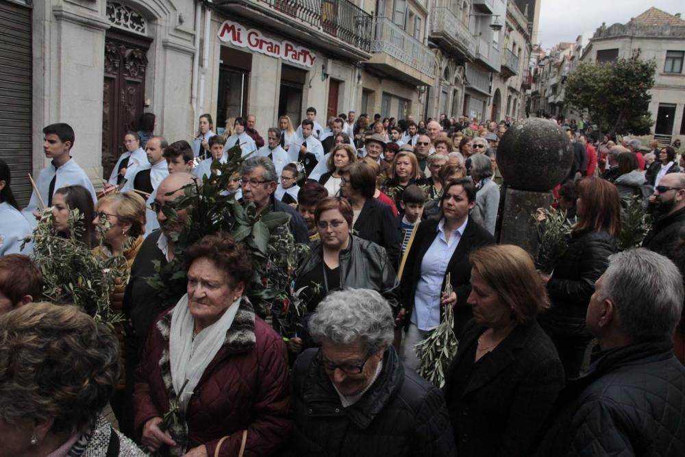 La procesión de "La Borriquilla" abre la Semana Santa en Cangas. // S. Álvarez