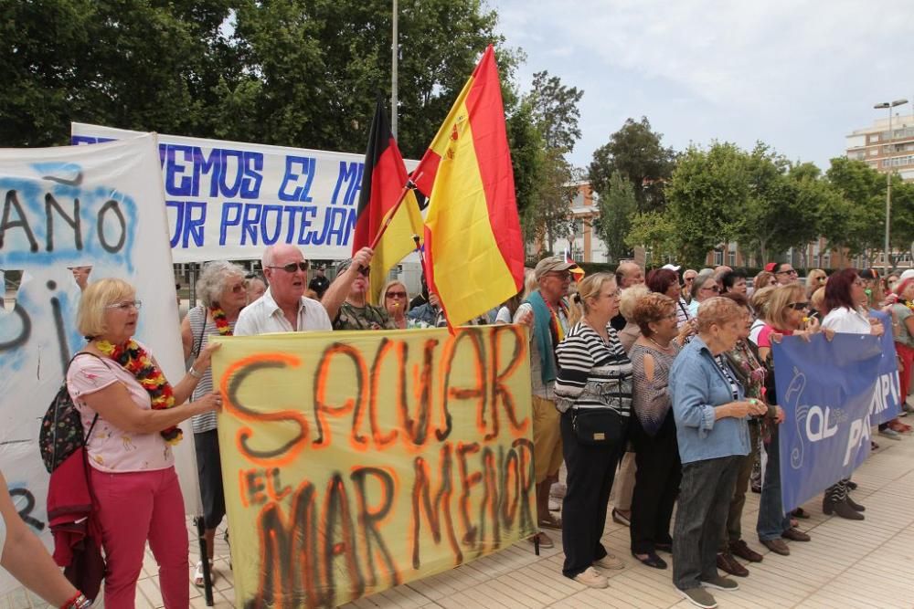 Protesta de vecinos del Mar Menor en la Asamblea
