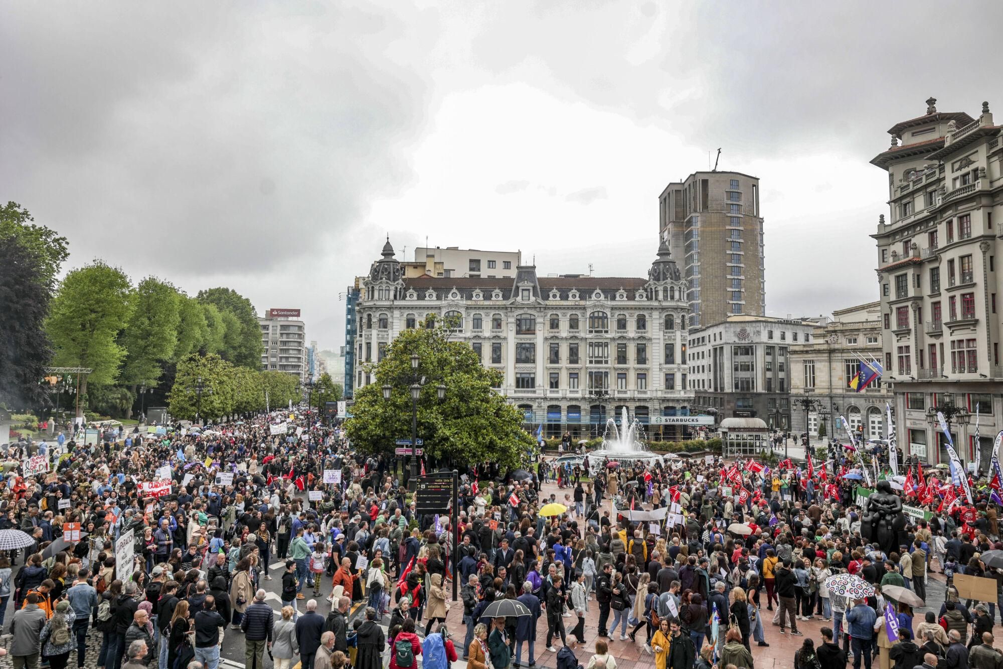 EN IMÁGENES: Así fue la gran manifestación de profesores por la enseñanza pública asturiana