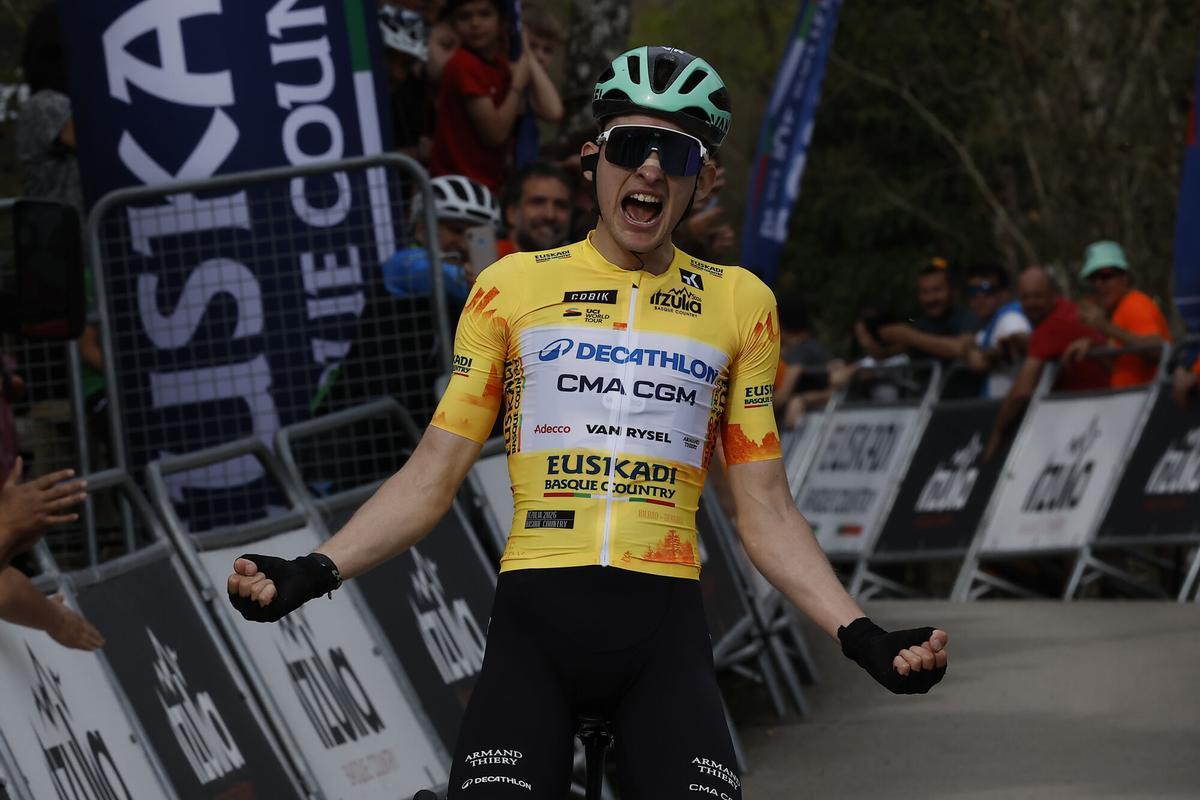 El ciclista del Decathlon CMA CGM Team, Paul Seixas, vencedor de la segunda etapa de la Vuelta Ciclista al País Vasco-Itzulia
